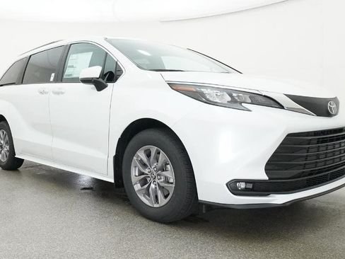 New 2026 Toyota Sienna XLE FWD image 36