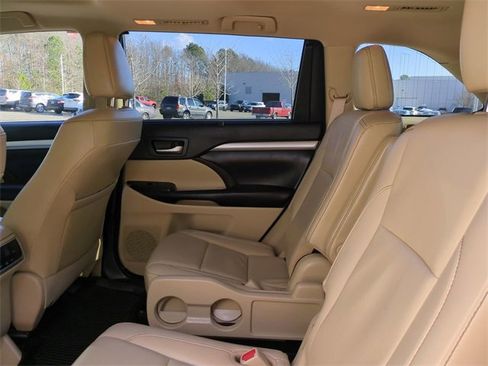 Used 2019 Toyota Highlander XLE image 14