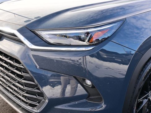 Used 2025 Toyota Grand Highlander AWD image 12