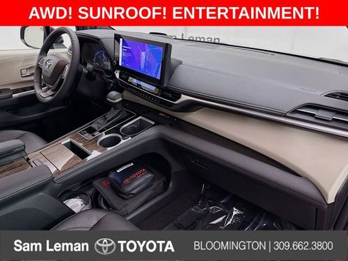 Used 2025 Toyota Sienna Platinum image 33