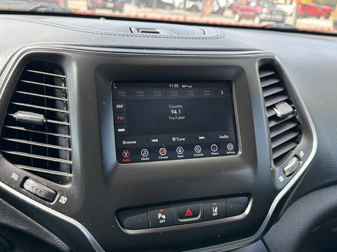 Used 2021 Jeep Cherokee Latitude Plus FWD image 18