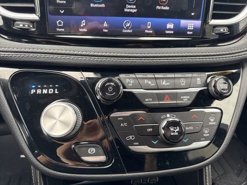 Used 2022 Chrysler Pacifica Limited w/ Uconnect Theater Family Group image 28