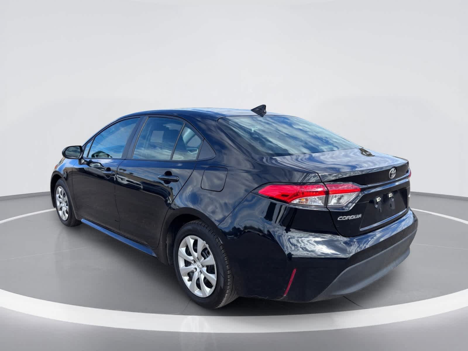 Used 2025 Toyota Corolla LE FWD image 4