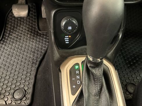 Used 2017 Jeep Renegade Latitude w/ Cold Weather Group AWD/4WD image 16