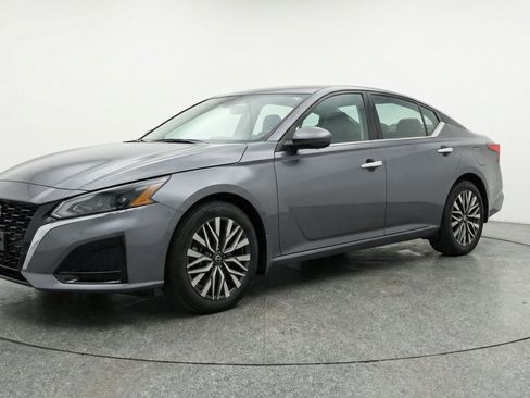 Used 2025 Nissan Altima 2.5 SV FWD image 3