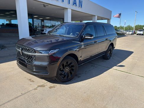 Used 2025 Lincoln Navigator L Reserve w/ Jet Appearance Package AWD/4WD image 2