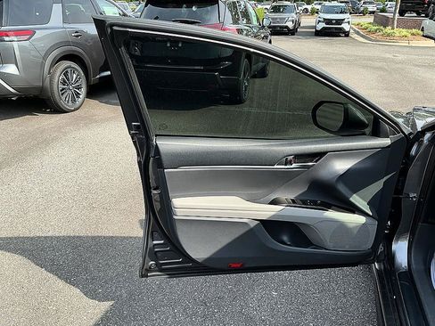 Used 2022 Toyota Camry SE FWD image 11