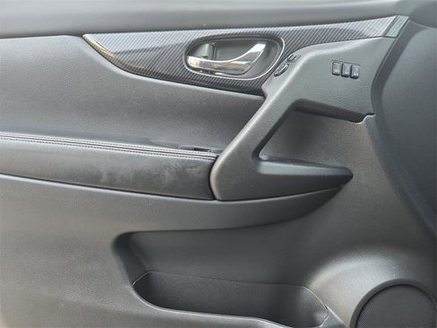 Used 2019 Nissan Rogue SL image 22