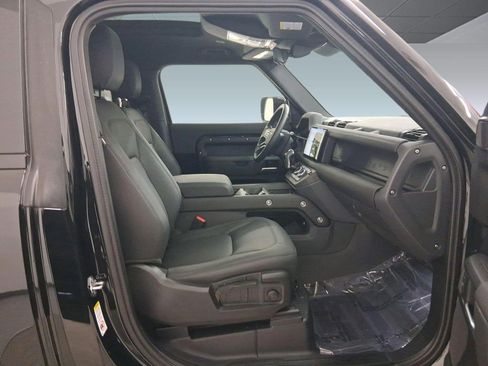 Used 2025 Land Rover Defender 90 S image 30
