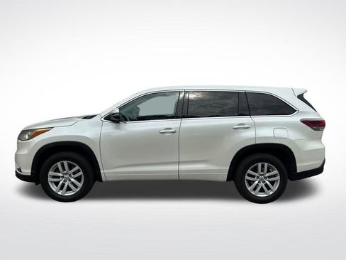 Used 2015 Toyota Highlander LE FWD image 2