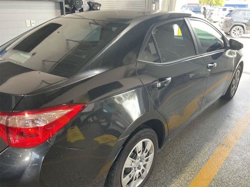 Used 2017 Toyota Corolla LE FWD image 3