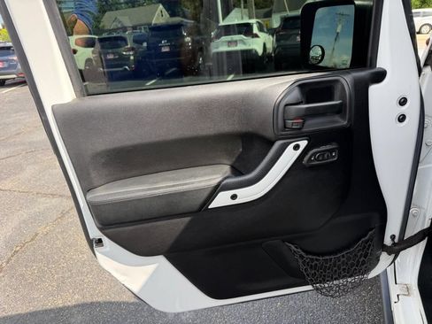 Used 2015 Jeep Wrangler Unlimited Sahara AWD/4WD image 11