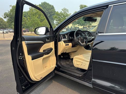 Used 2018 Toyota Highlander XLE AWD/4WD image 2