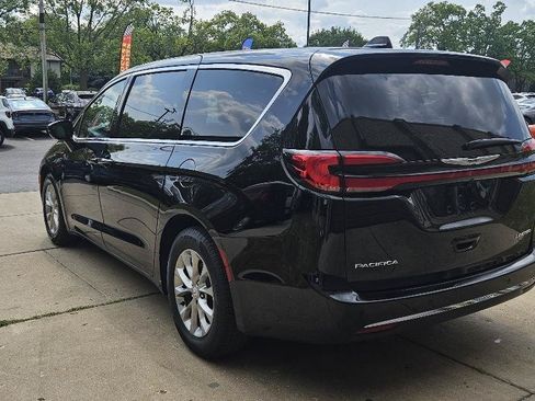Used 2026 Chrysler Pacifica Limited FWD image 5