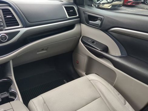 Used 2017 Toyota Highlander Limited image 16