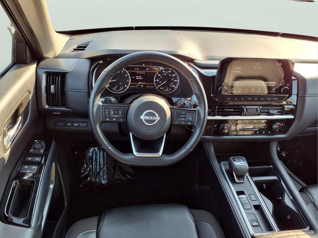 Used 2025 Nissan Pathfinder SL FWD image 9