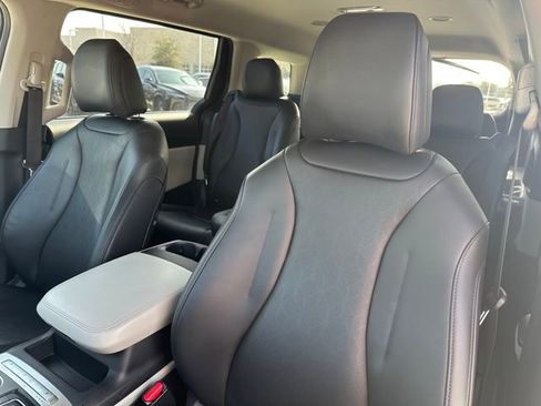 Used 2022 Kia Carnival LX image 11