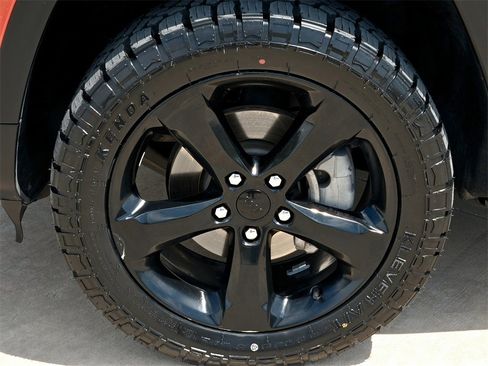 Used 2023 Jeep Grand Cherokee Limited w/ Luxury Tech Group II image 9