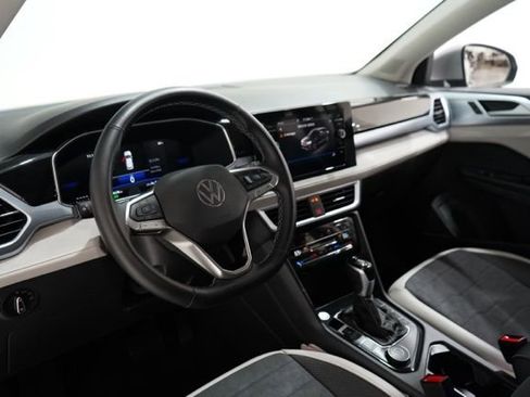 Used 2025 Volkswagen Taos SE image 16