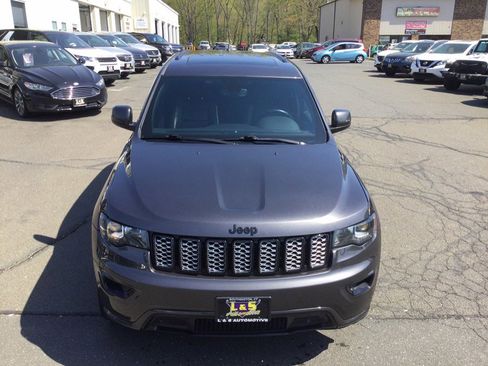 Used 2018 Jeep Grand Cherokee Altitude AWD/4WD image 5
