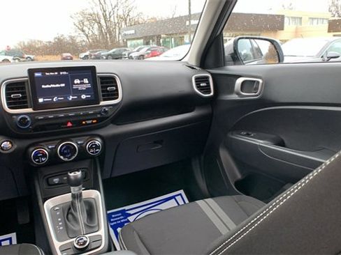 Used 2025 Hyundai Venue SEL image 23