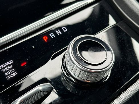 Used 2024 Jeep Grand Cherokee Limited w/ Luxury Tech Group II image 28