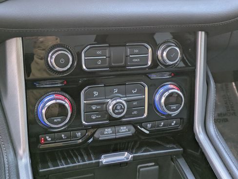 Used 2021 GMC Yukon Denali w/ Denali Premium Package image 24