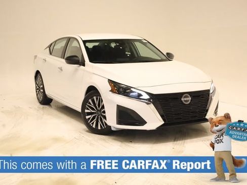 Used 2025 Nissan Altima 2.5 SV FWD image 2