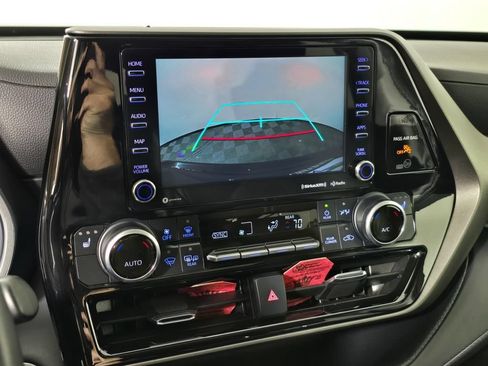 Used 2022 Toyota Highlander XLE AWD/4WD image 32