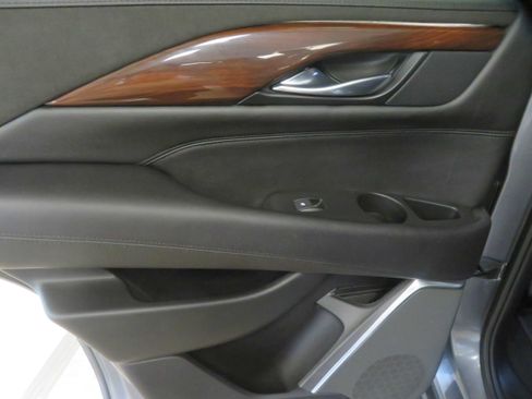 Used 2018 Cadillac Escalade Luxury AWD/4WD image 19