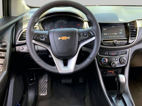 Used 2017 Chevrolet Trax LT w/ LT Convenience Package FWD image 6