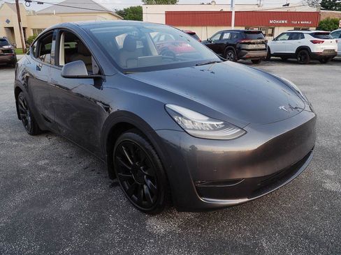 Used 2022 Tesla Model Y Long Range AWD/4WD image 3