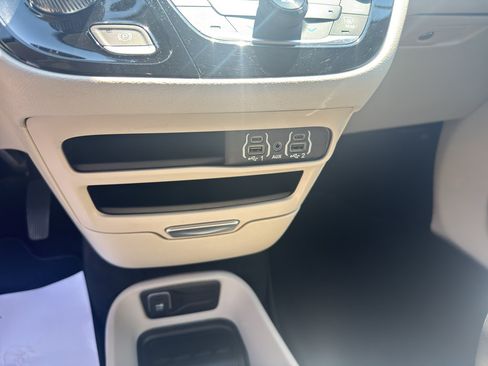 Used 2024 Chrysler Pacifica Touring-L FWD image 22