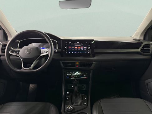 Certified 2025 Volkswagen Taos SE image 10
