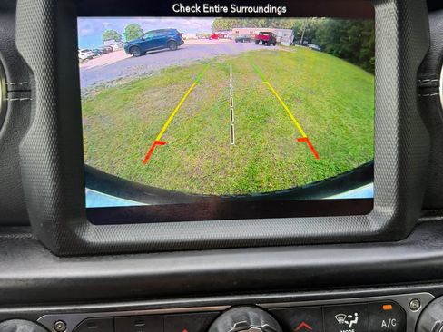 Used 2019 Jeep Wrangler Unlimited Sahara AWD/4WD image 15