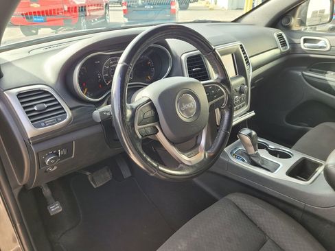 Used 2021 Jeep Grand Cherokee Laredo image 13