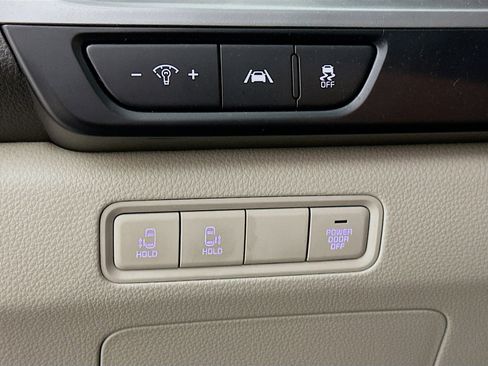 Used 2024 Kia Carnival LX image 17