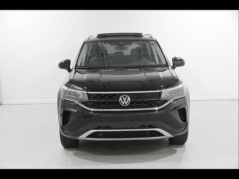 Certified 2023 Volkswagen Taos SE w/ Panoramic Sunroof Package AWD/4WD image 2