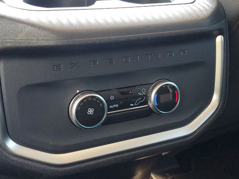 Used 2025 Ford Expedition Active AWD/4WD image 18