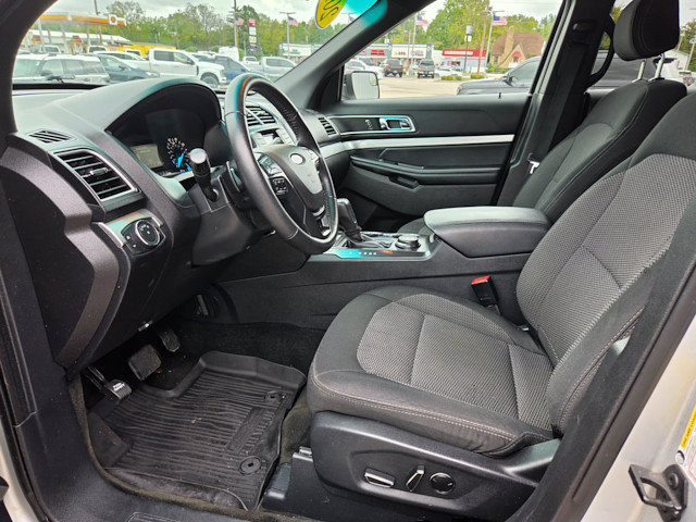 Used 2017 Ford Explorer XLT AWD/4WD image 12