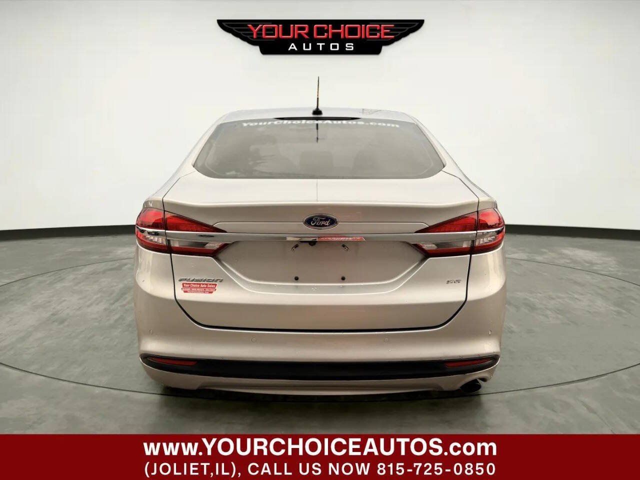 Used 2017 Ford Fusion SE w/ Fusion SE Technology Package FWD image 4