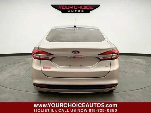 Used 2017 Ford Fusion SE w/ Fusion SE Technology Package FWD image 4