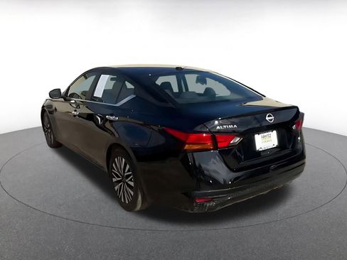 Used 2025 Nissan Altima 2.5 SV image 11