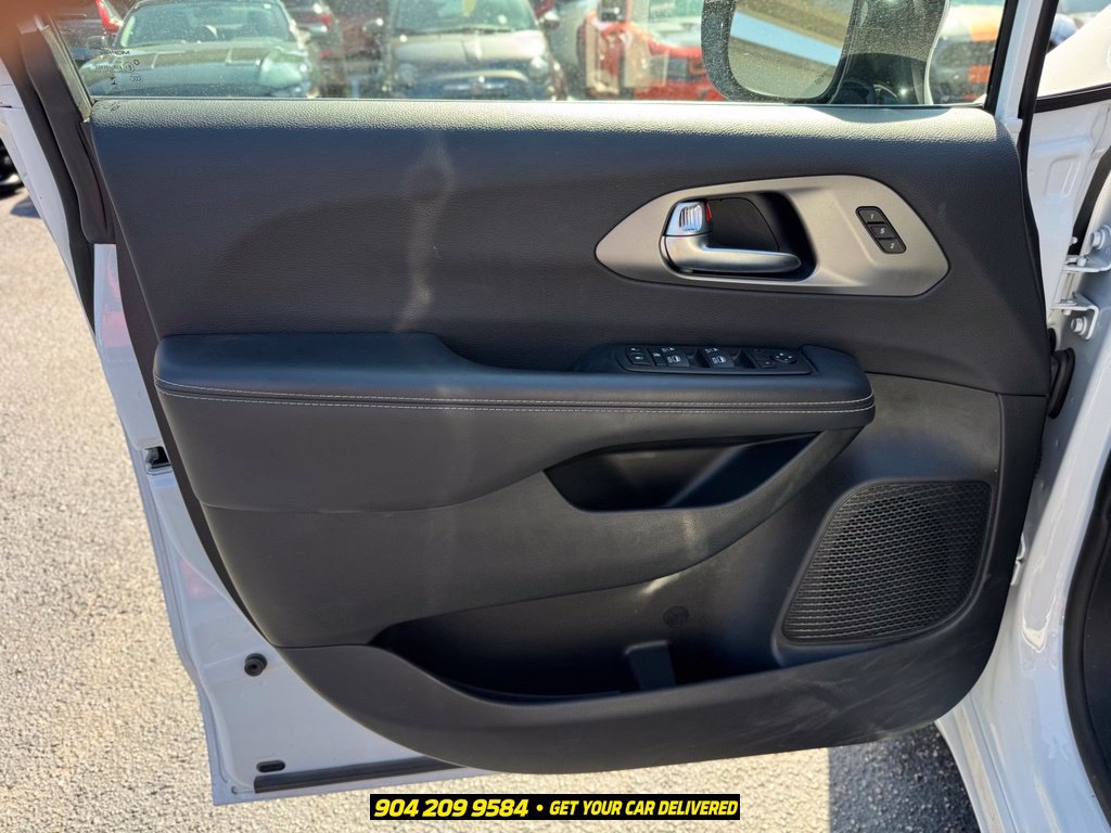 Used 2025 Chrysler Pacifica Select FWD image 17