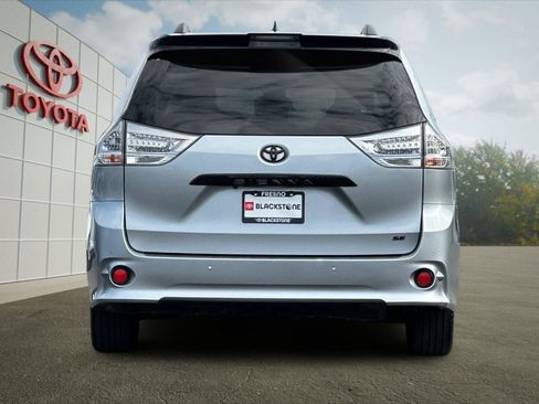 Certified 2020 Toyota Sienna SE w/ SE Preferred Package FWD image 4