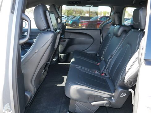 Used 2020 Chrysler Pacifica Touring-L Plus FWD image 37