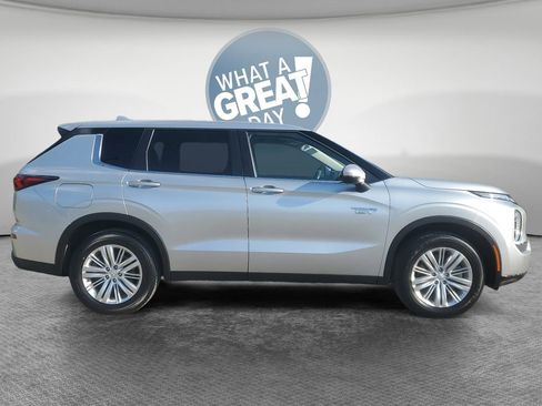 Used 2025 Mitsubishi Outlander ES AWD/4WD image 2