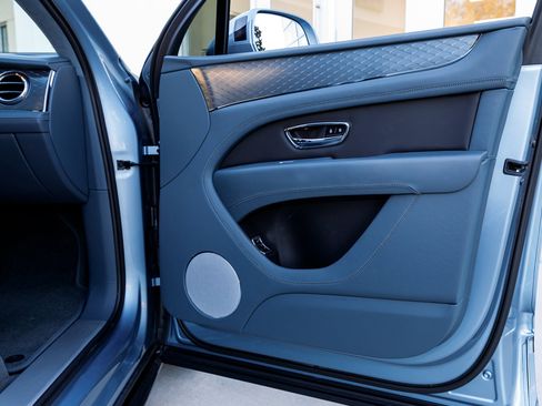 Used 2023 Bentley Bentayga image 22