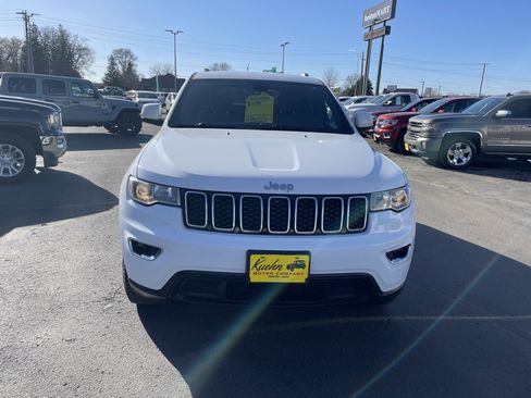 Used 2020 Jeep Grand Cherokee Laredo image 3