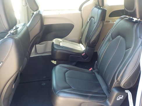 Used 2024 Chrysler Pacifica Touring-L FWD image 18
